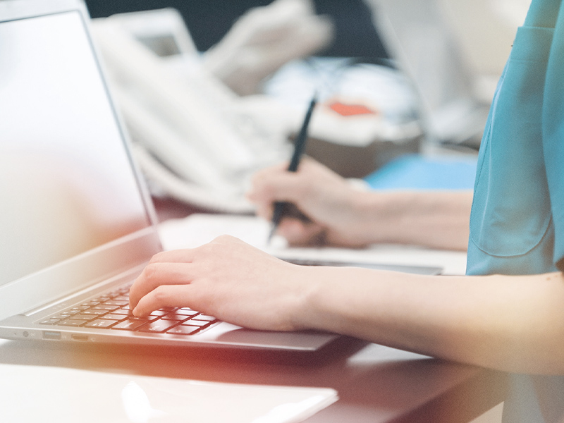 ご利用者へ福祉用具を説明するスタッフ