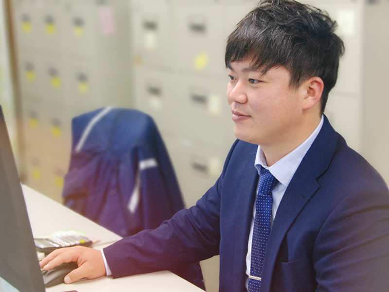 地域の医療機関と打ち合わせを行うスタッフ