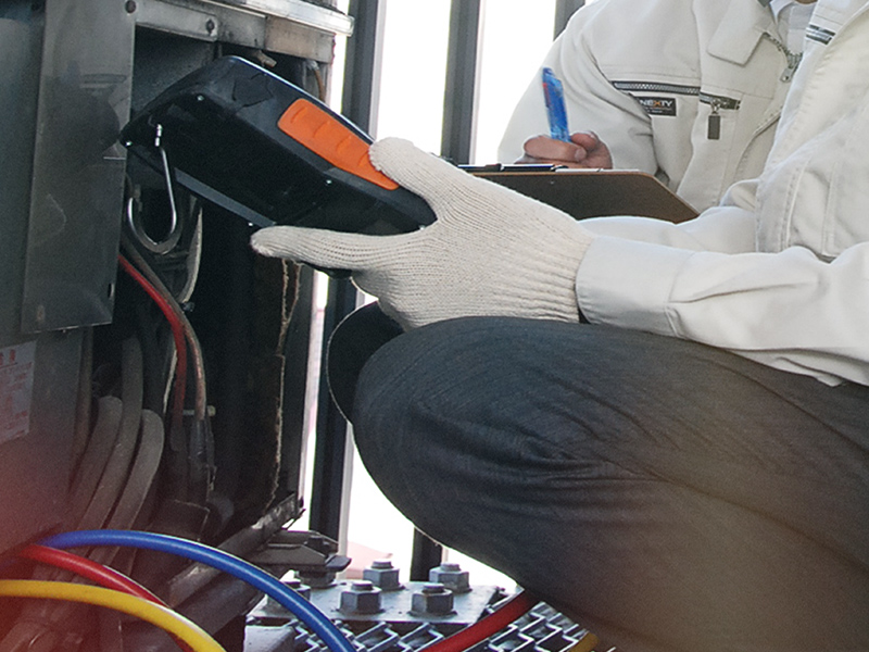 空調設備の保守作業を行うスタッフ