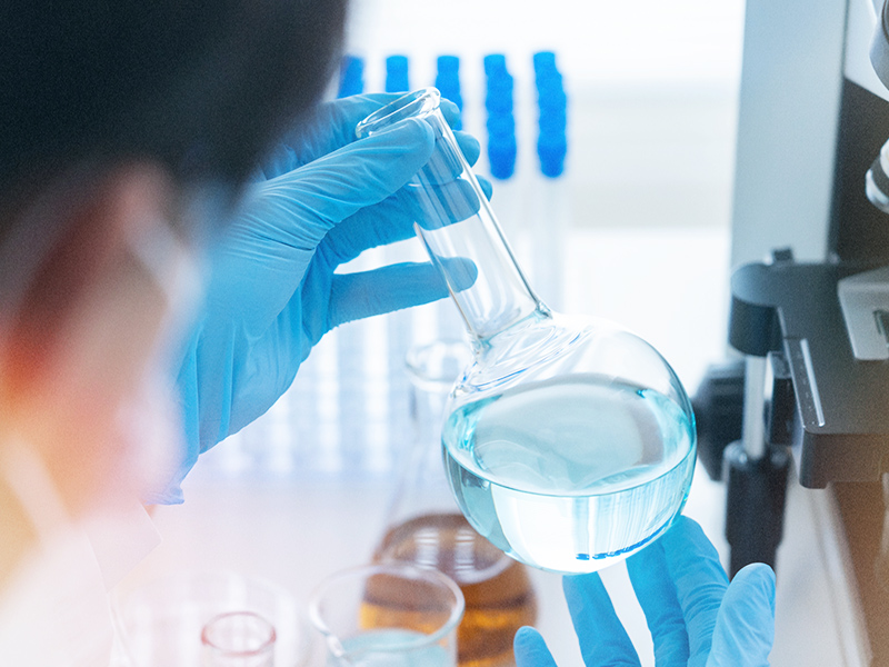 研究テーマについて意見交換するエンジニア